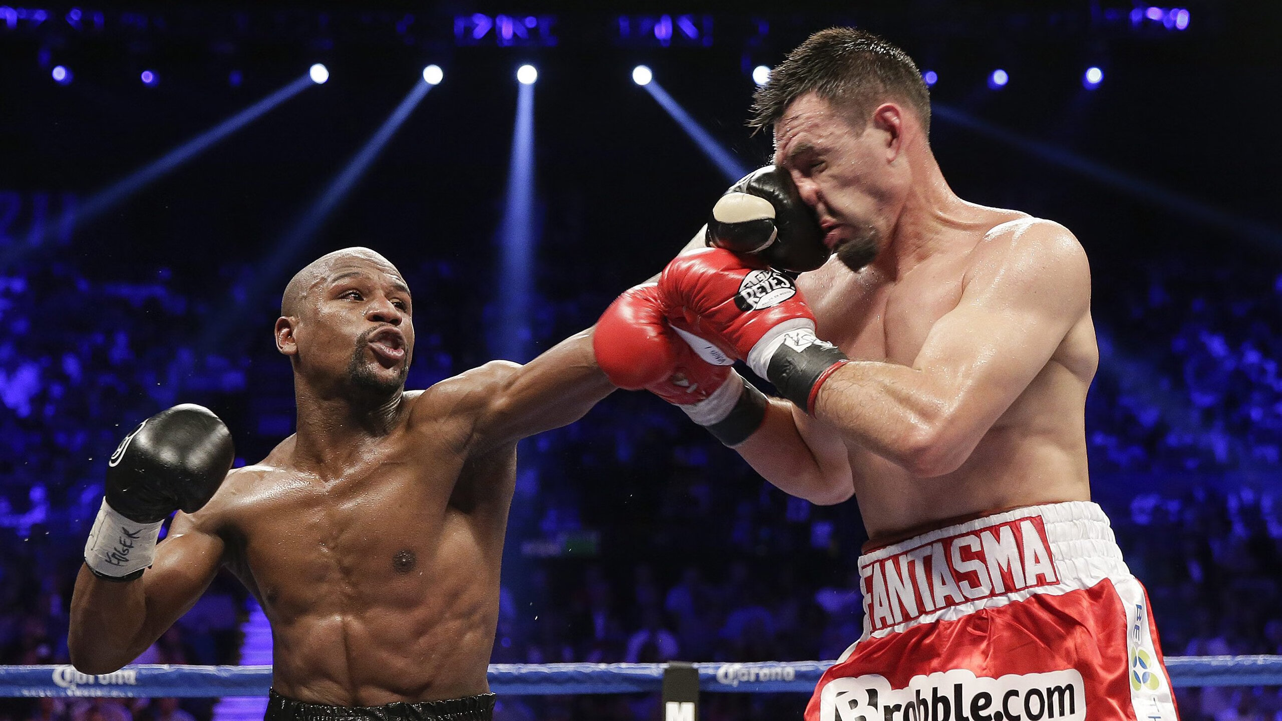 “VAR系统首次应用引发争议——高科技裁判能否实现真正的判罚公平？”